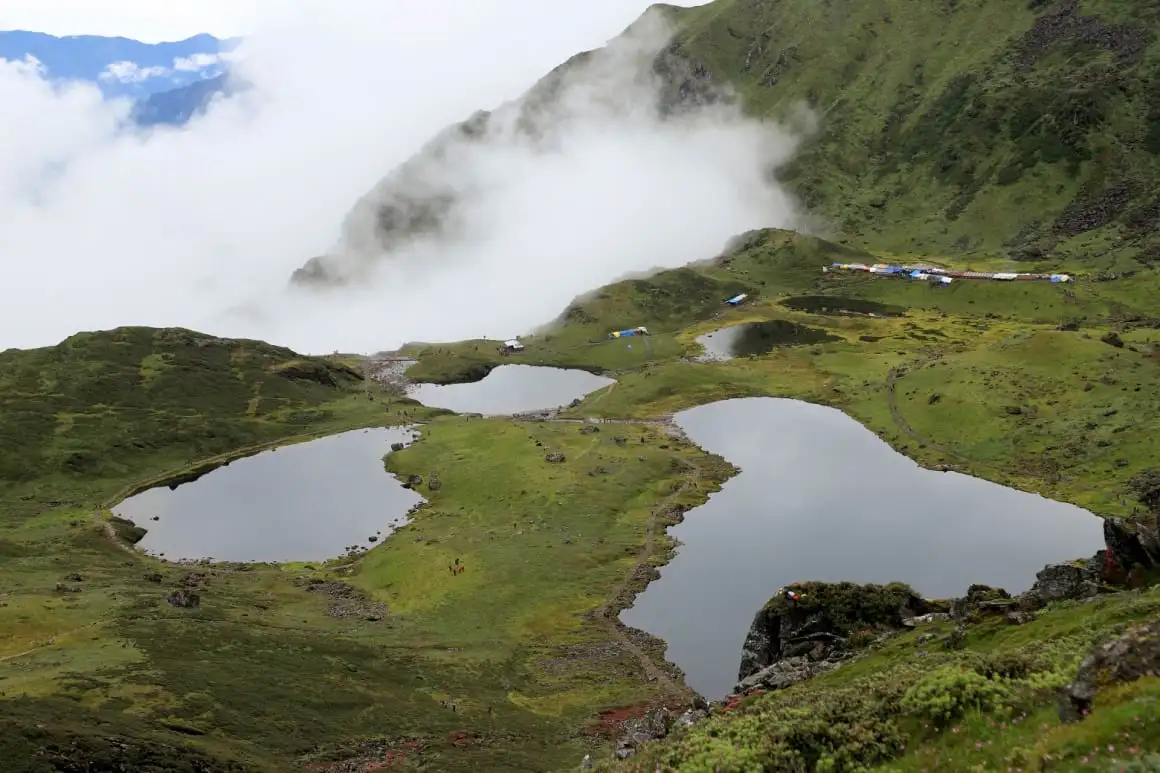 Uns estanys envoltats de vegetació a Panch Pokhari al Nepal
