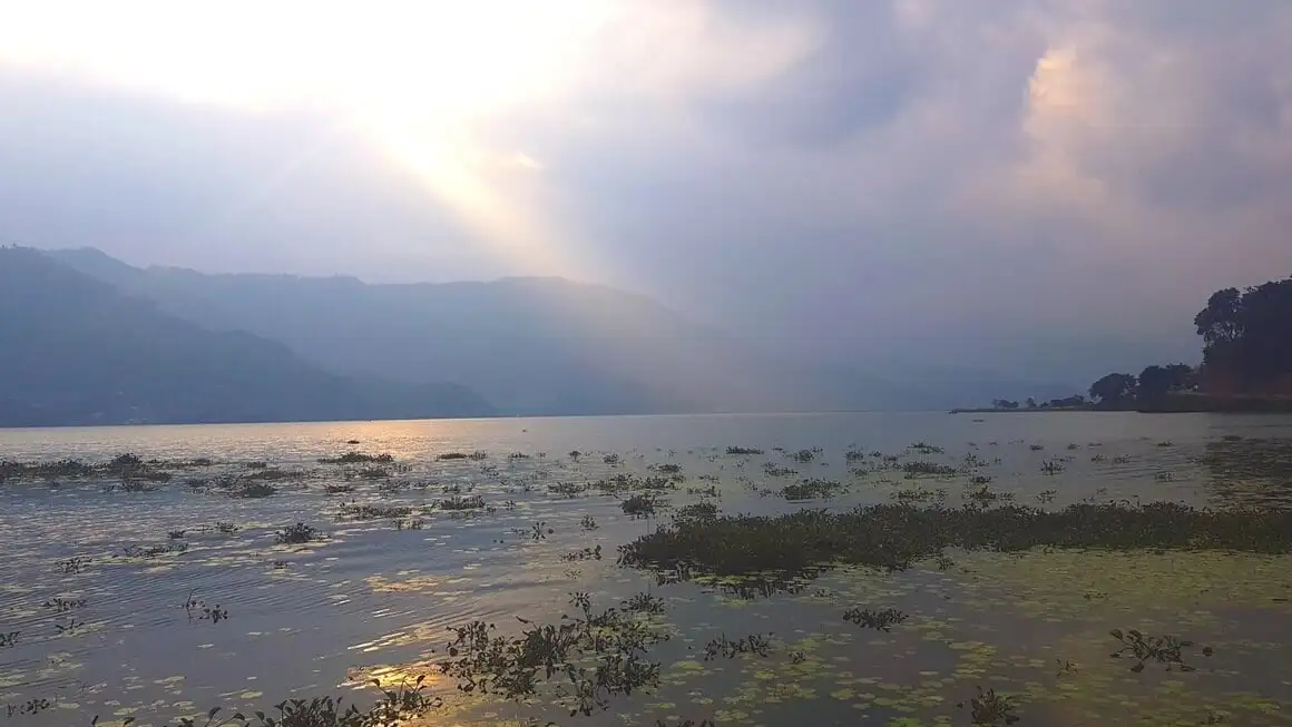 Llac Phewa a Pokhara, Nepal en un dia ennuvolat amb raigs de sol que travessen els núvols.