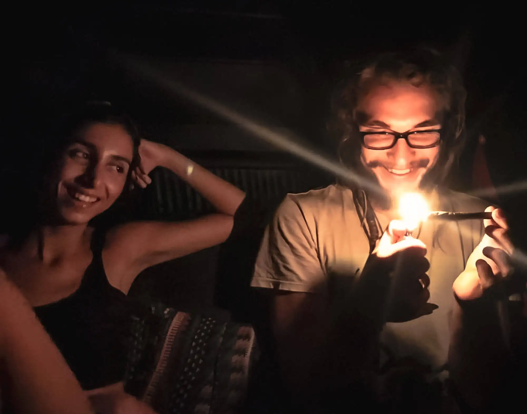 Moi qui fume avec une amie de voyage que j'ai rencontrée au Sri Lanka