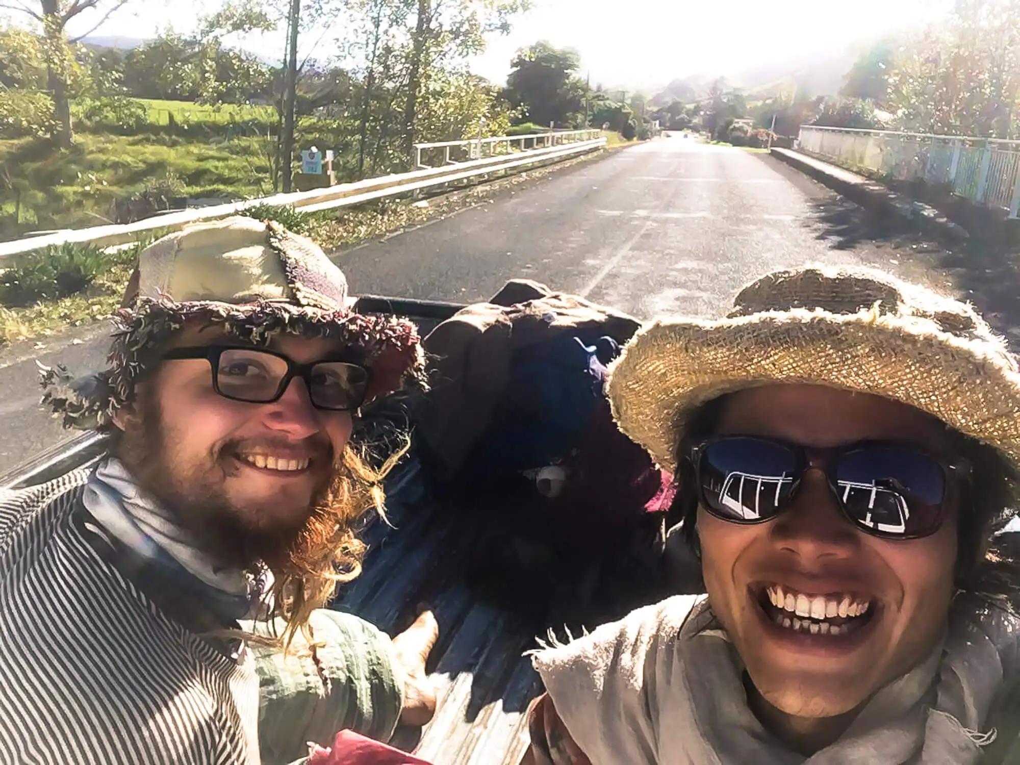 Deux compagnons de voyage et amis faisant de l'auto-stop sur un camion