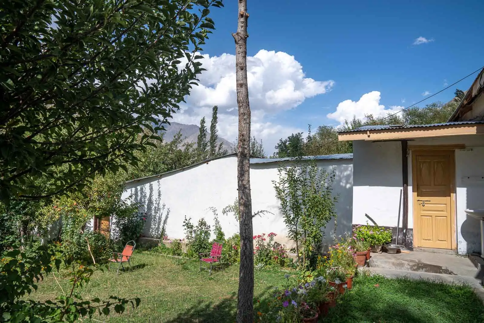 maison blanche avec jardin chez l'habitant au Pakistan