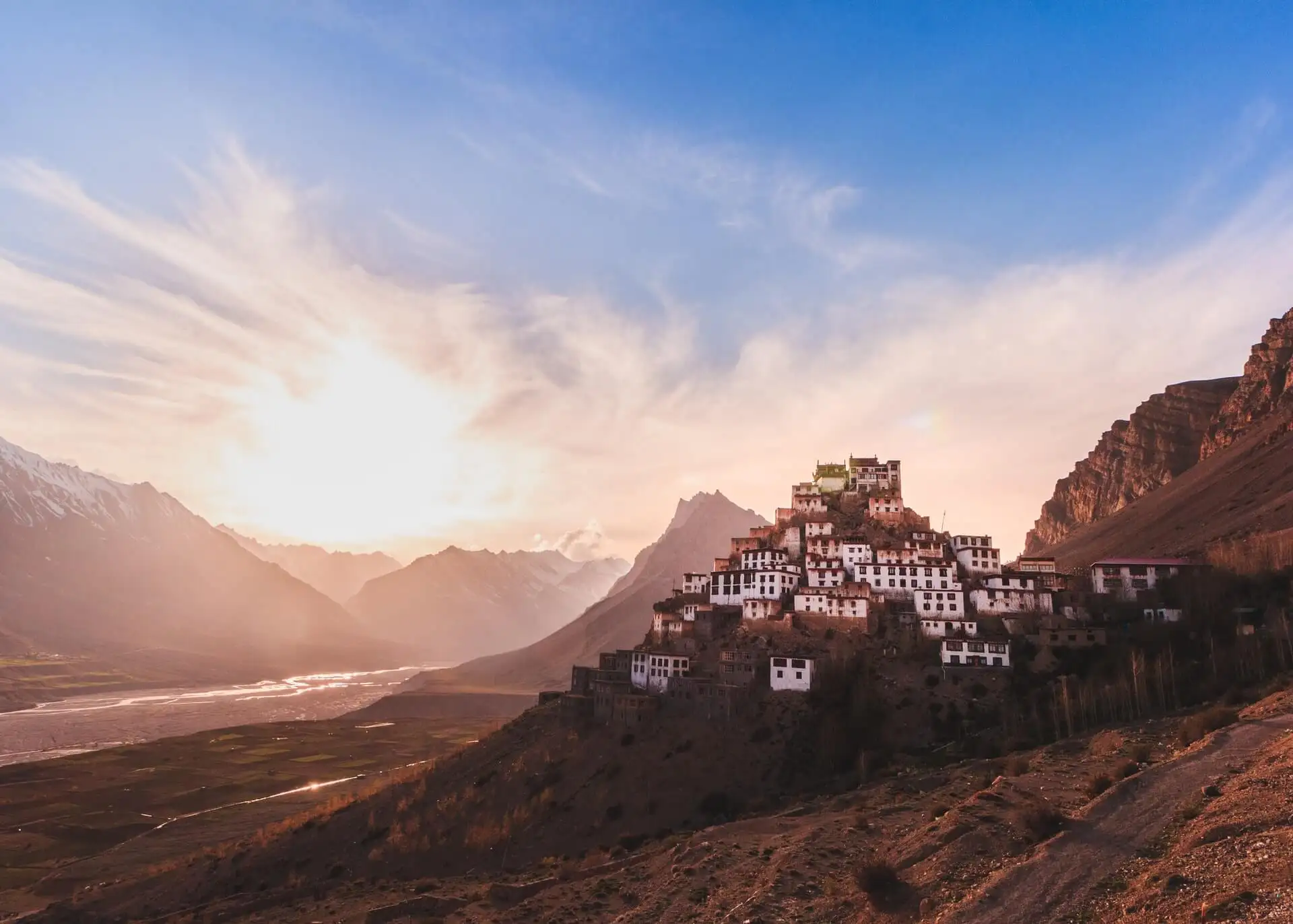 monastère bouddhiste blanc construit à flanc de colline en Inde, qu'est-ce qu'une famille d'accueil