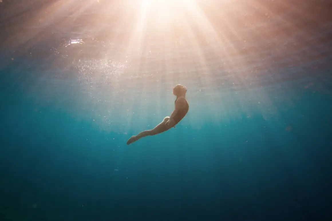 freediving 101 মহিলা ডাইভিং এবং পৃষ্ঠ সমীপবর্তী