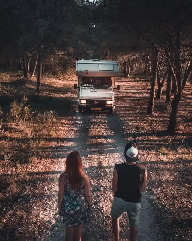 casal vanlife em uma estrada