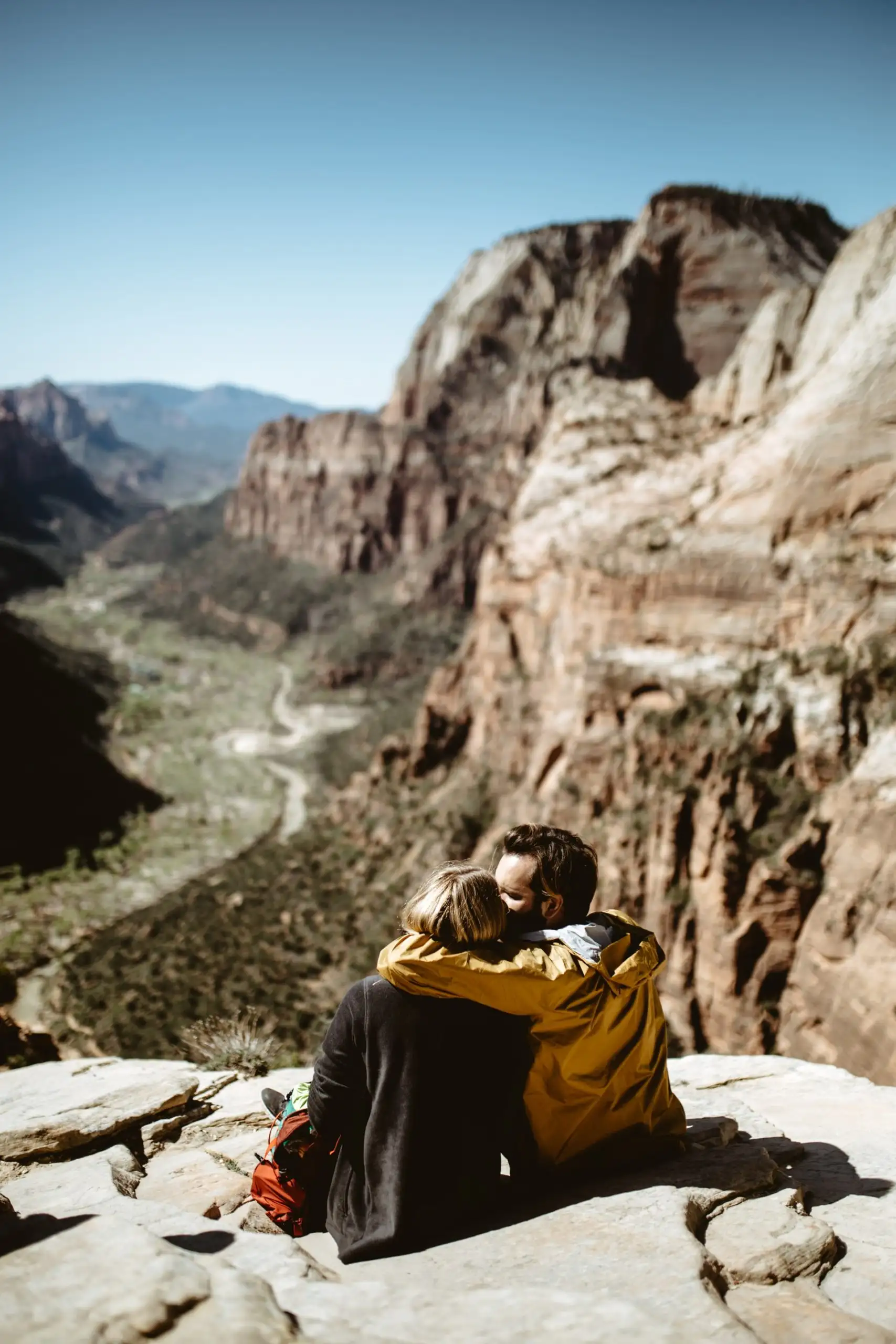 casal se beijando em uma pedra enquanto viajava em casal