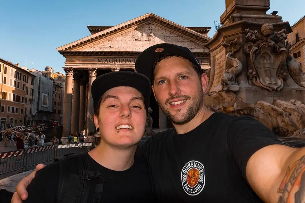 Um casal posando para uma selfie em frente ao Panteão de Roma, Itália