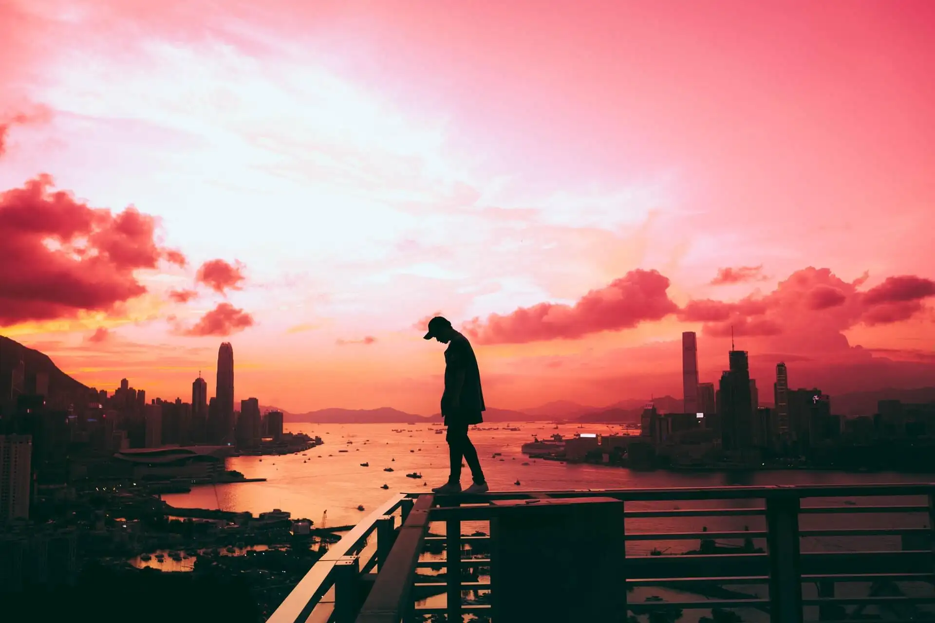 Silhueta moškega na škrlatnem sončnem zahodu v Hong Kongu