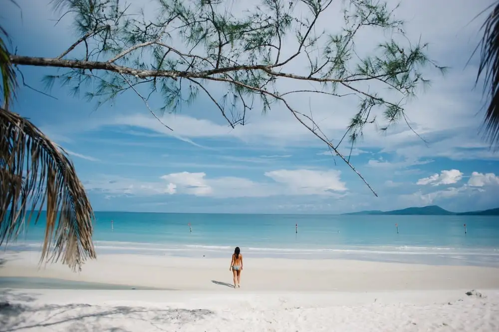 Homme flottant dans les eaux aigue-marine de Raja Ampa - meilleur lieu de vacances tropicales en Indonésie