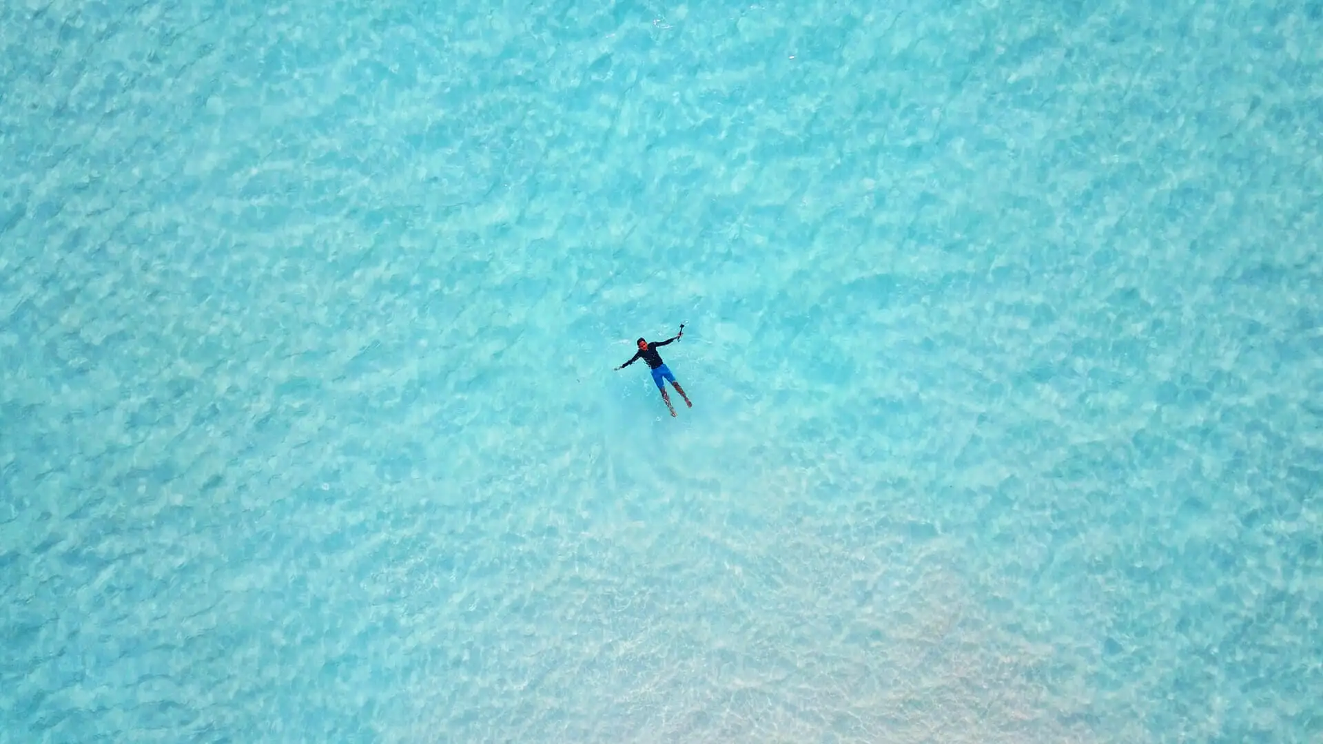 De jeunes garçons jouent sur une plage au coucher du soleil pendant des vacances tropicales à Vanuatu