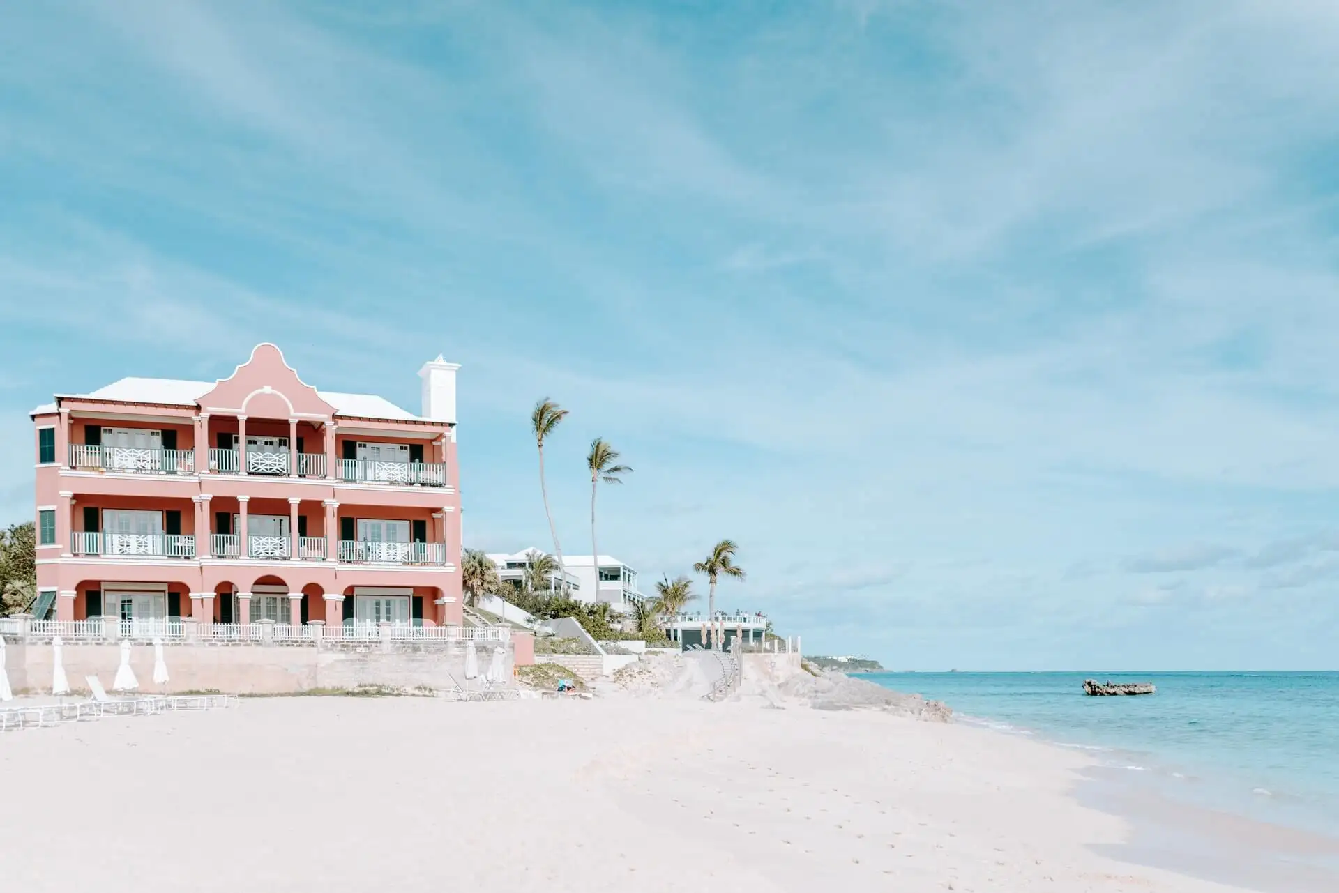 Une maison de plage sur une plage bordée de palmiers tropicaux sur l'île de San Andres, en Colombie