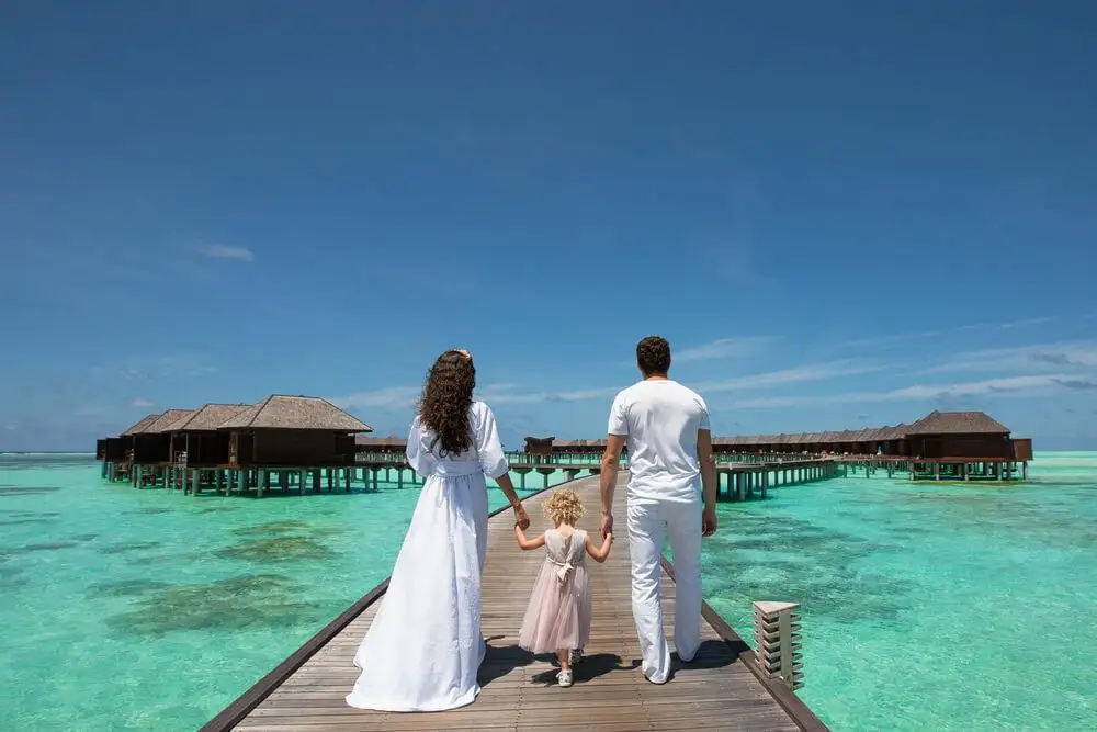 Une famille visitant un complexe de bungalows sur la plage aux Seychelles