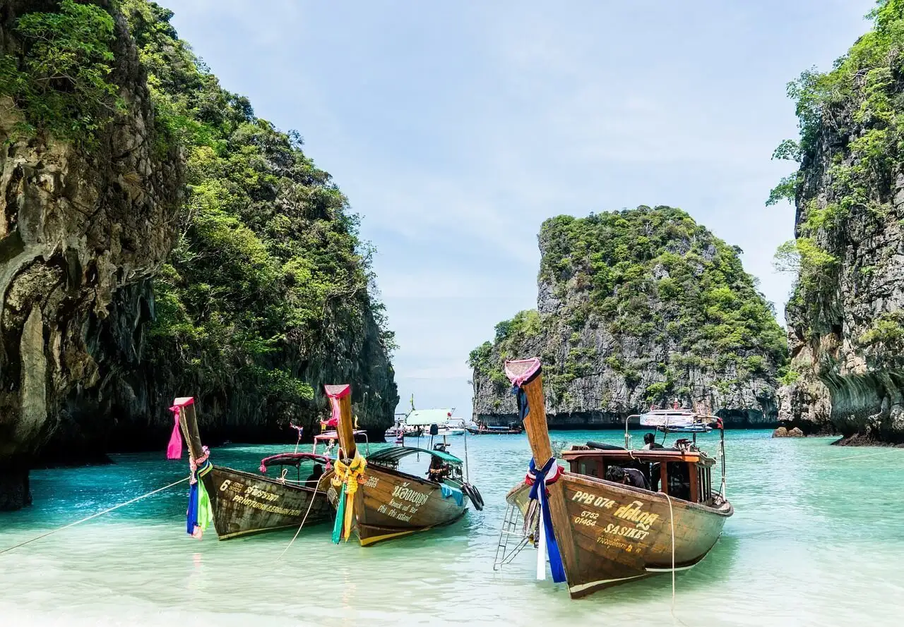 Chaloupes sur une plage tropicale à Phuket, Thaïlande