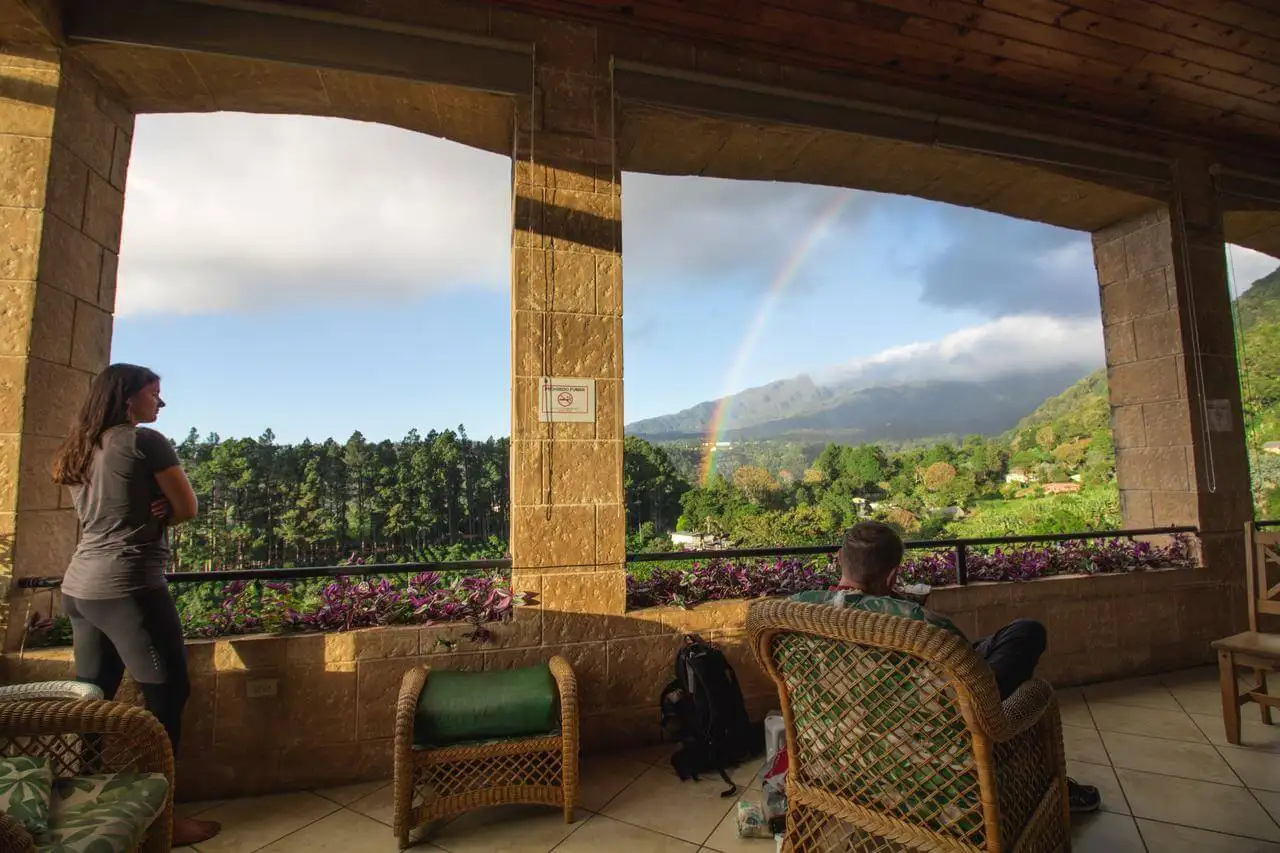 Un groupe d'amis sourit devant une photo alors qu'ils sont assis dans une casita à Oaxaca, au Mexique.