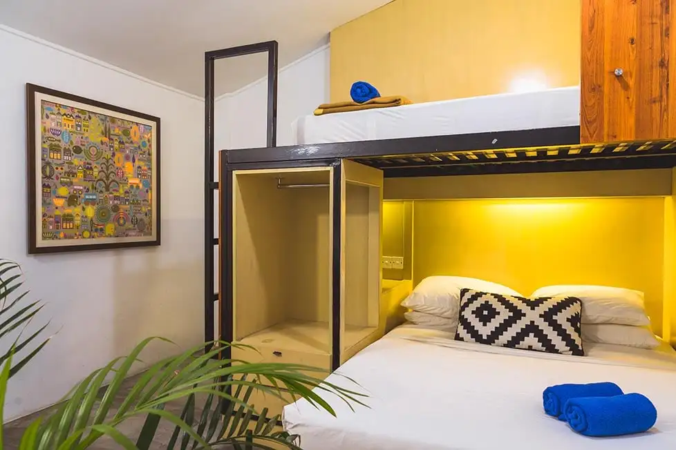 Un joli dortoir d'auberge avec des lits superposés sur mesure en Asie du Sud-Est.