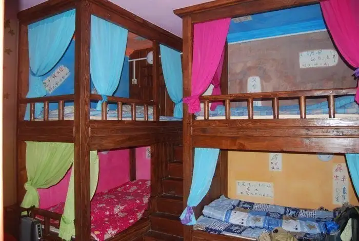 une fille assise dans un hamac dans la zone commune d'une auberge au costa rica