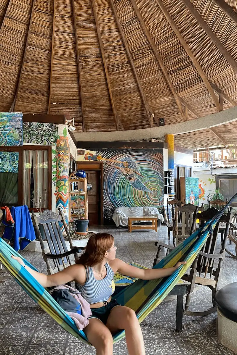 Petit dortoir extérieur entouré de jungle et de lézards cachés dans l'Arts Factory Hostel, Byron Bay