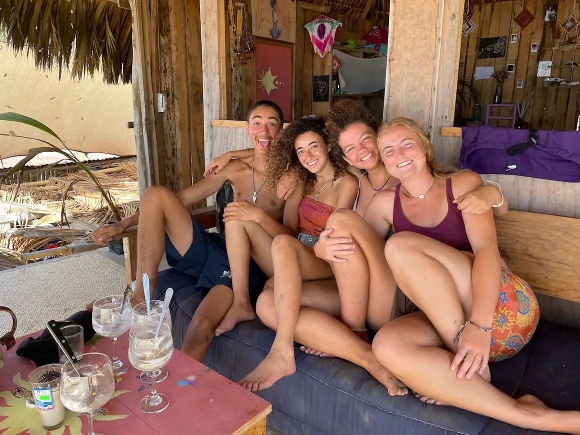 Un groupe d'amis sourit devant une photo alors qu'ils sont assis dans une casita à Oaxaca, au Mexique.
