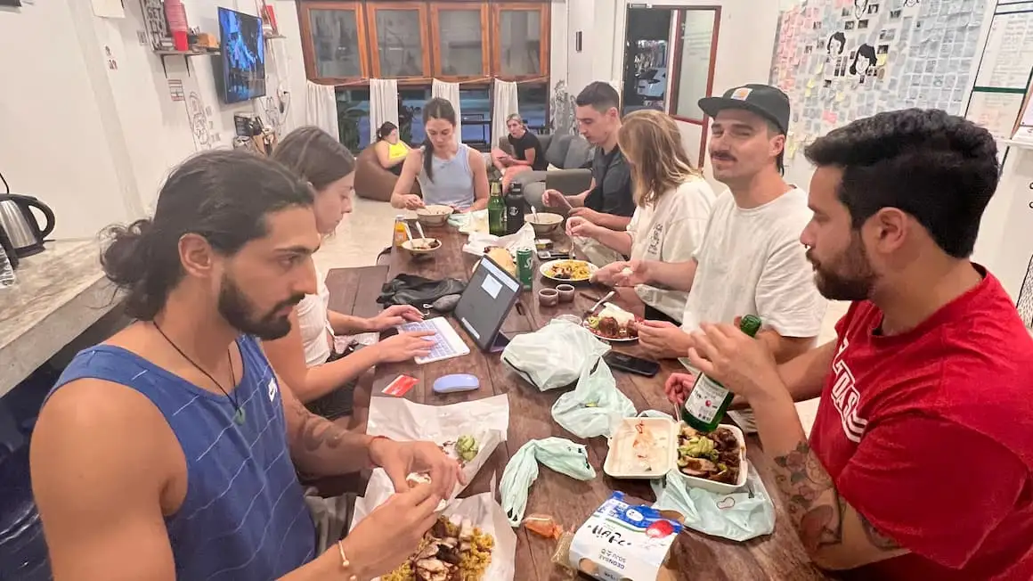 un groupe d'amis dans une auberge