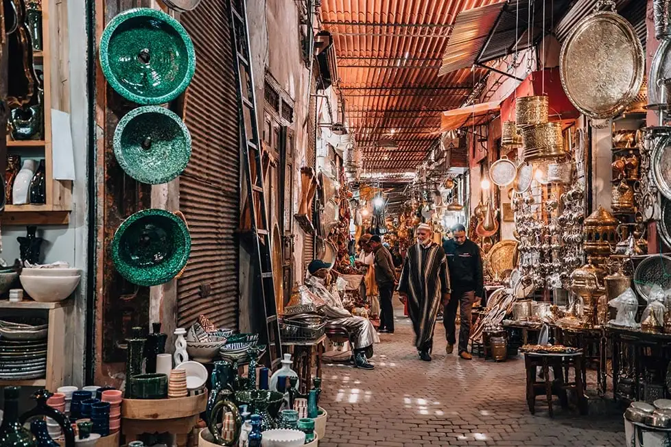 Um souk movimentado em Marrocos