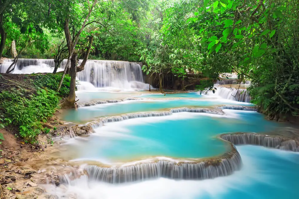 piscines à cascade bleu vif à plusieurs niveaux au laos