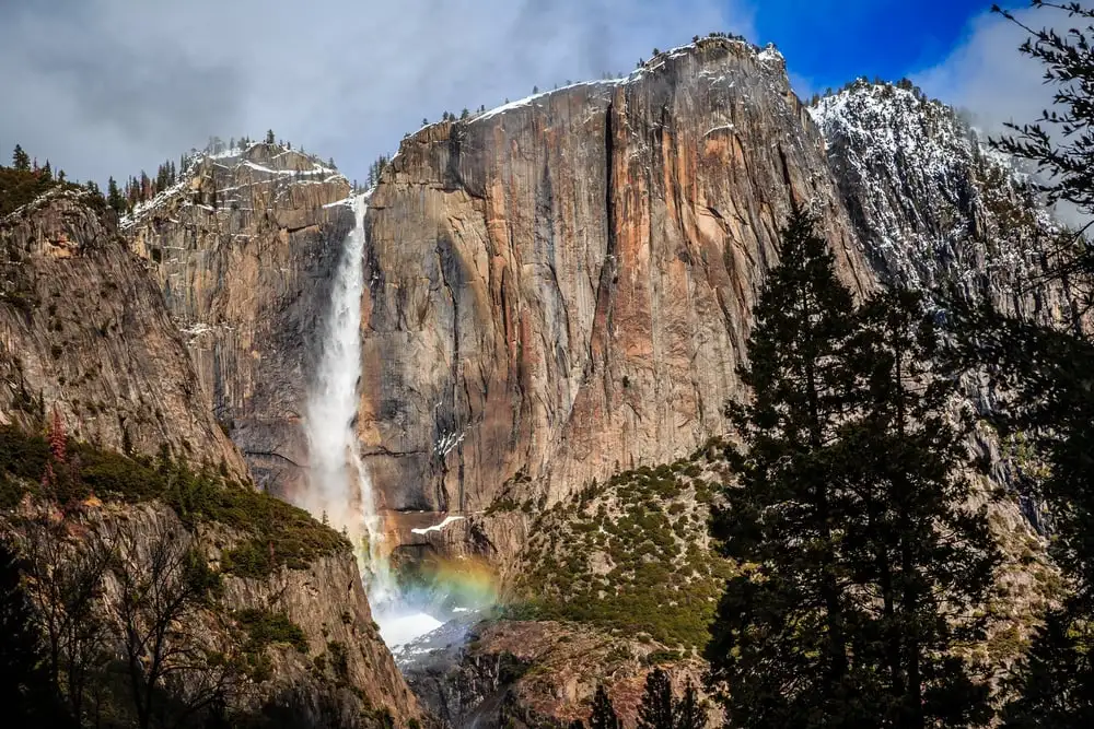 Les meilleurs parcs nationaux de Yosemite Falls lors d'une randonnée aux États-Unis
