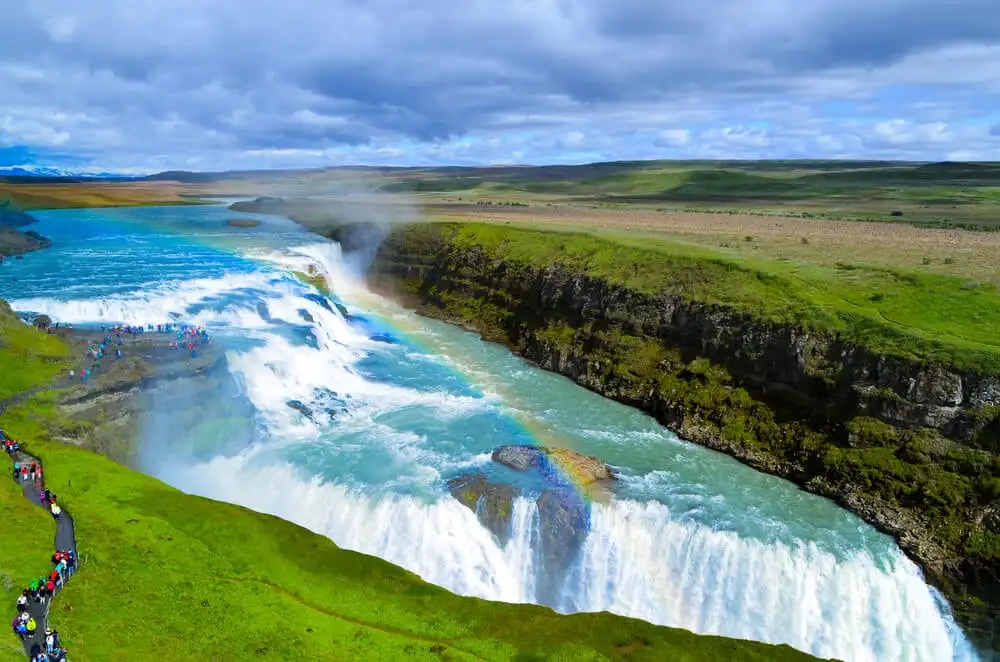 Gulfoss Falls bleu vif dans la glace située au milieu de prairies vert émeraude