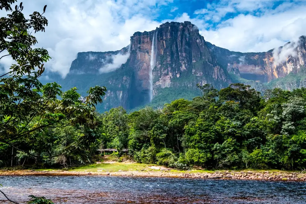 Angel Falls, la plus haute cascade de la planète, située au milieu d'une végétation luxuriante, dévale une falaise bronzée