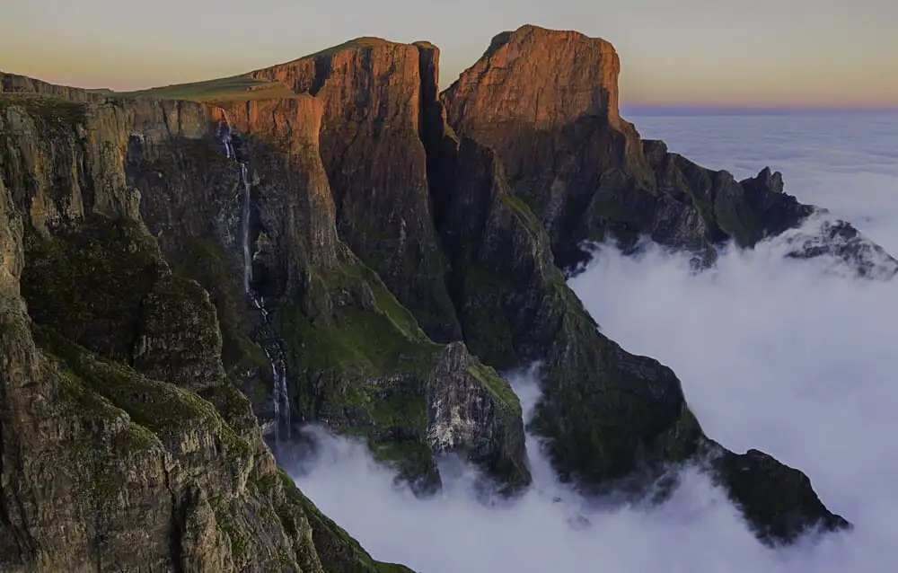 une cascade au-dessus des nuages en Afrique du Sud
