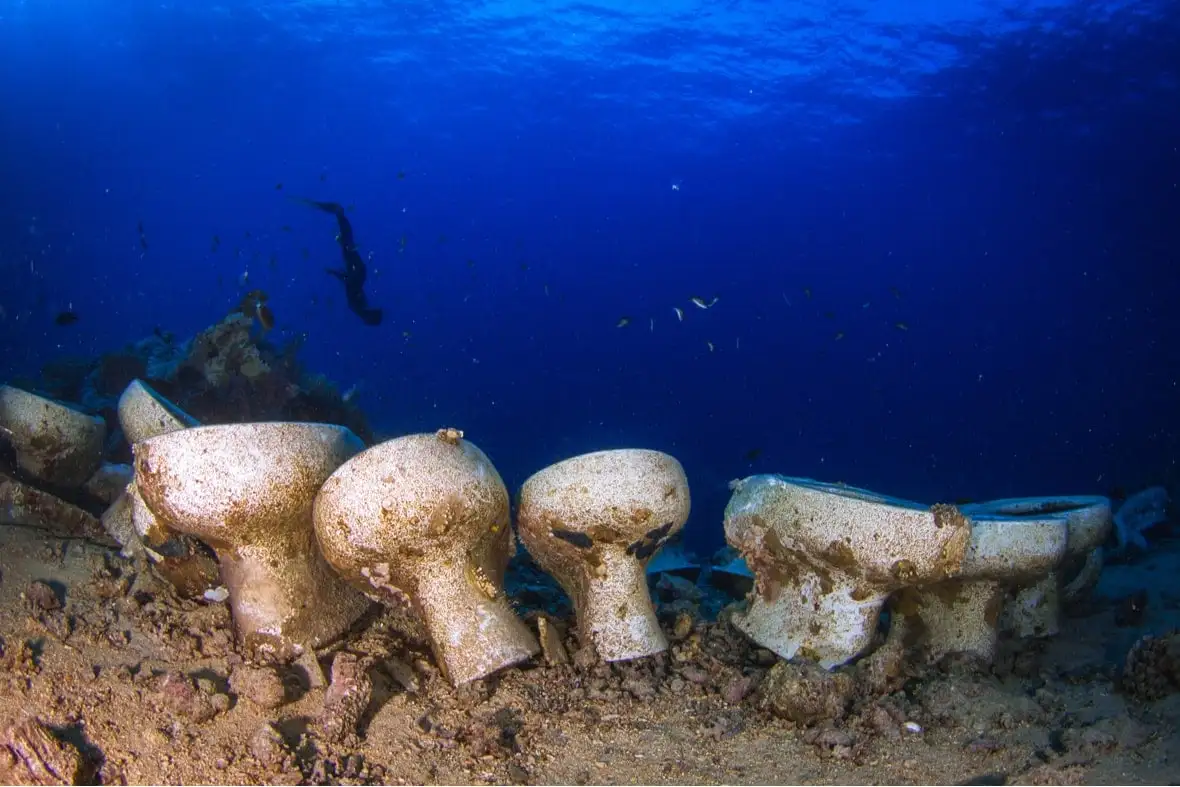 Quatro banheiros subaquáticos que parecem nojentos como um lembrete aos marinheiros de que a maneira como você faz cocô em um barco é importante.