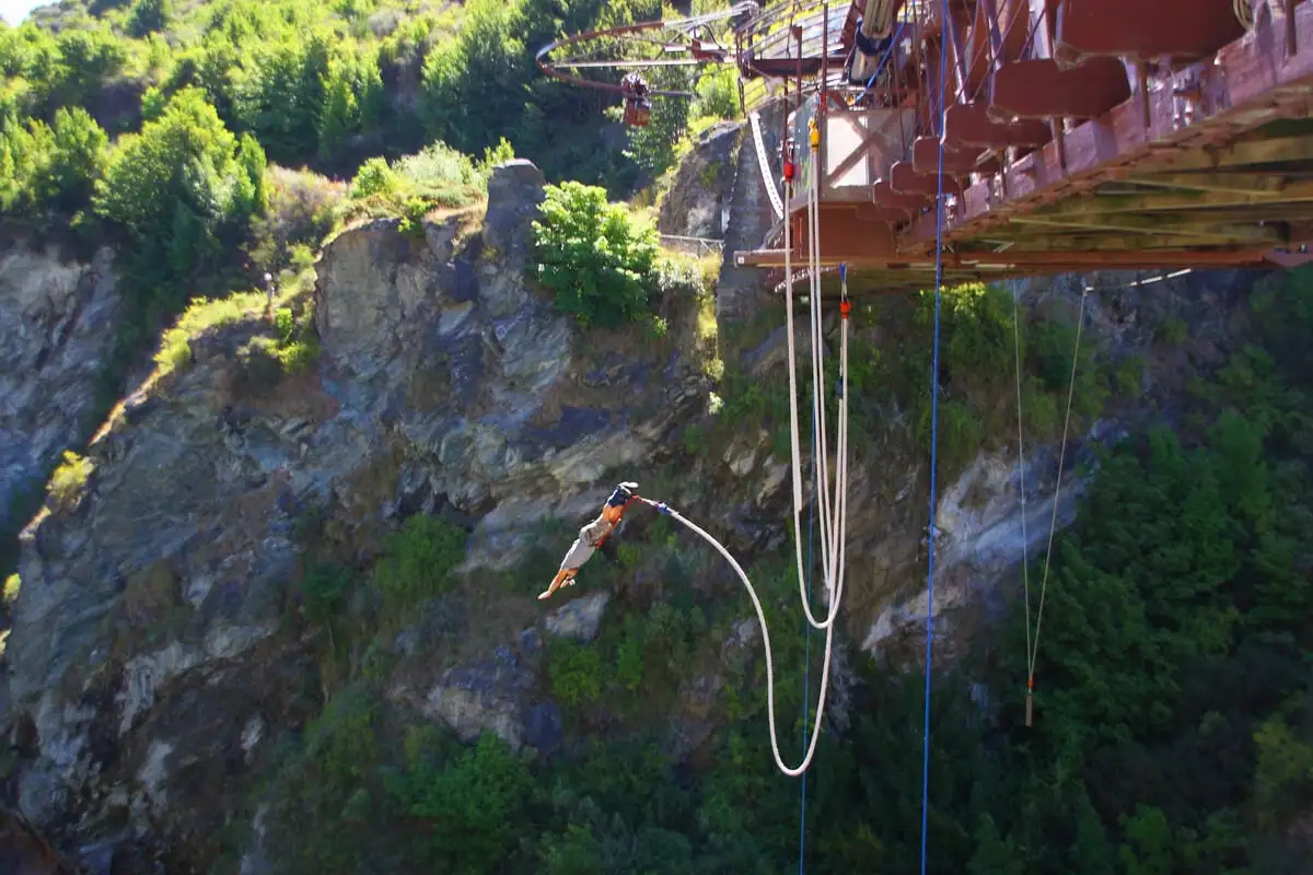 Popotnik z nahrbtnikom na Novi Zelandiji prečka bungee jumping na svojem seznamu