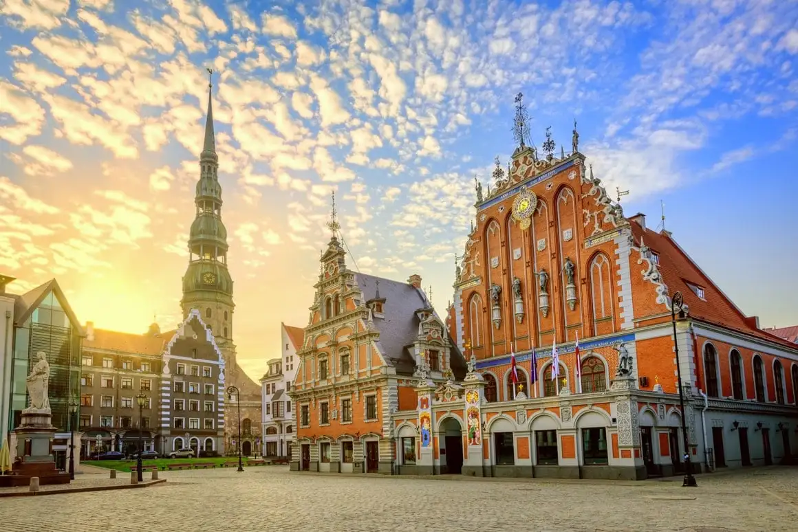 Um dia claro em Riga - uma cidade importante para viajantes gays.