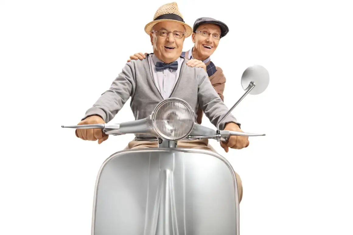 Dois velhos em uma moto viajando juntos enquanto gays