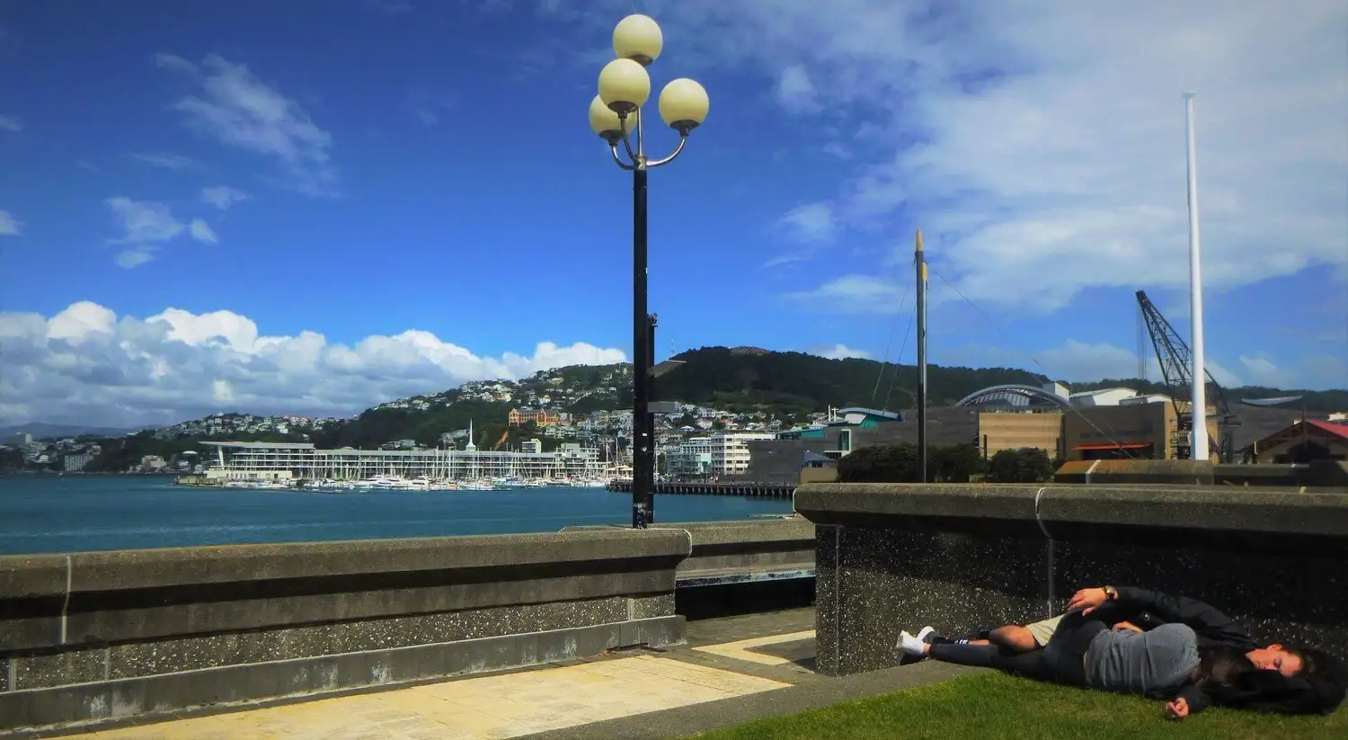 duas pessoas se abraçam em Wellington