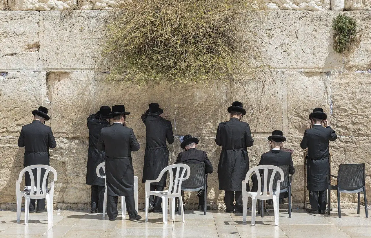 Judeus ortodoxos em um muro em Israel.