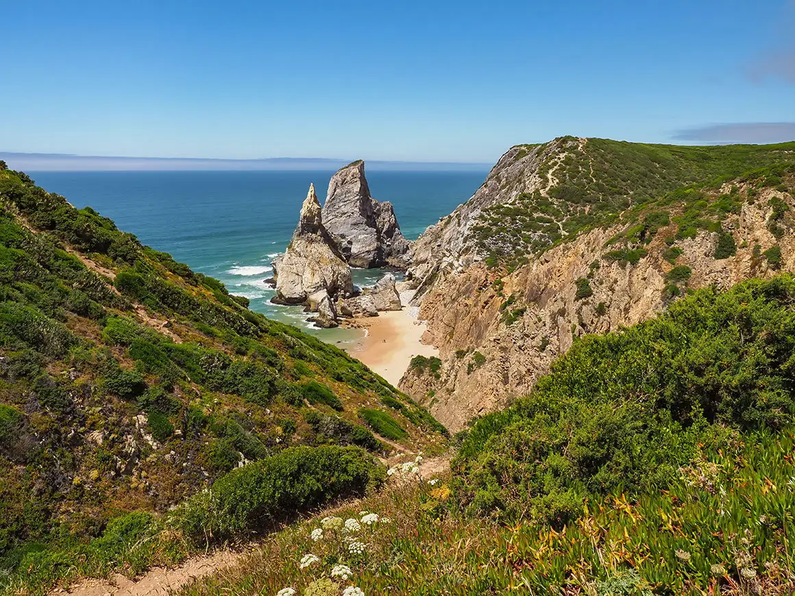 Praia paradisíaca da Ursa com vegetação em Sintra, perto de Lisboa, Portugal