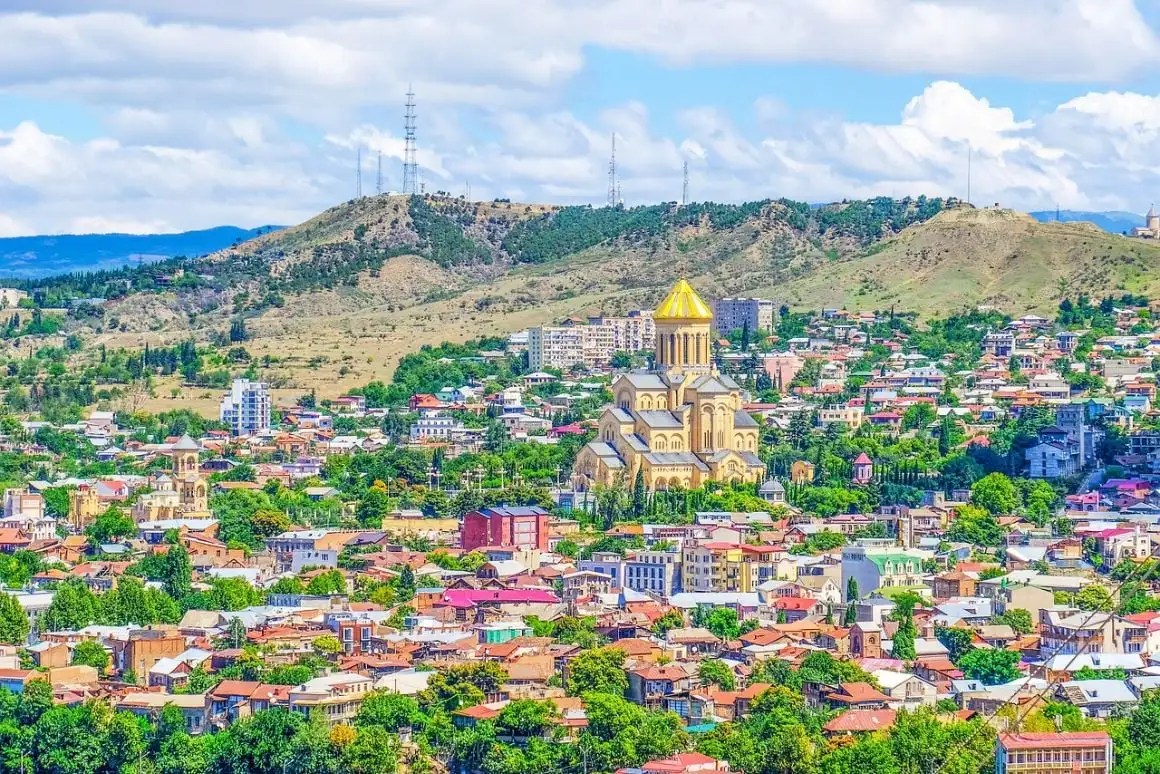 Uma foto aérea da colina Georgia Tbilisi