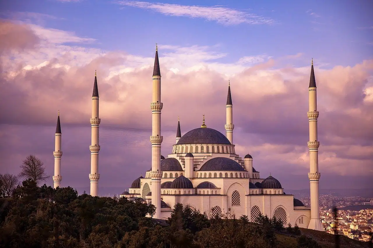 Um pôr do sol roxo com uma mesquita em Istambul.