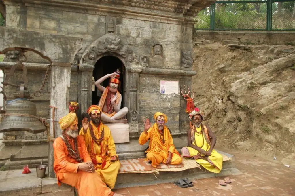 Cinco homens santos em Katmandu num templo.