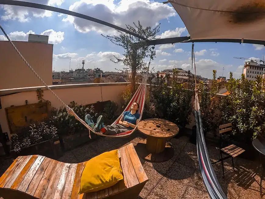 Amis dans un lit superposé d'auberge