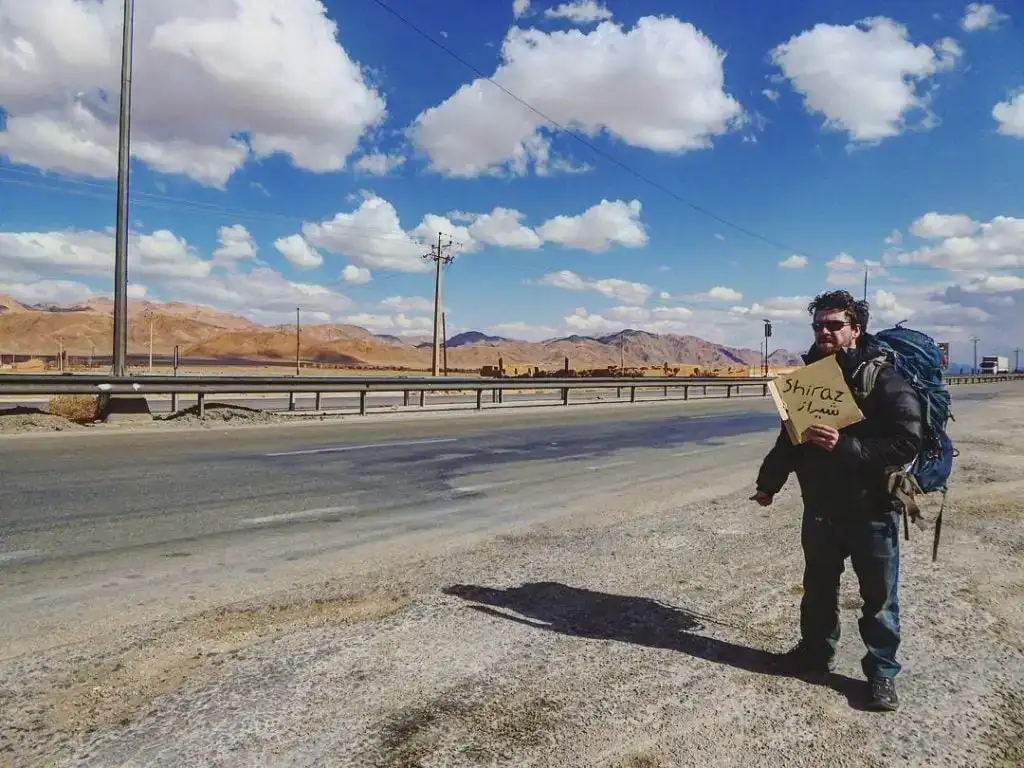 Homme faisant du stop en Iran