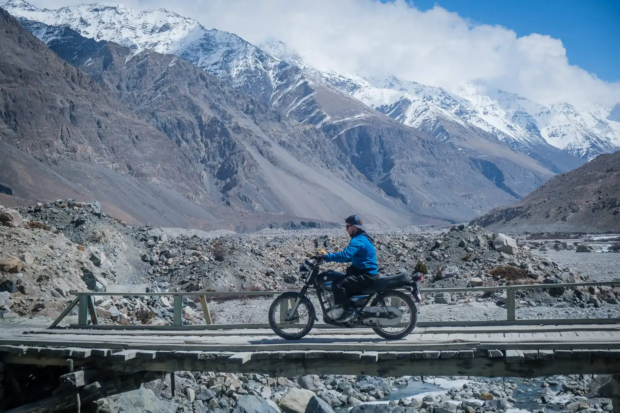Homme conduisant une moto à travers le Pakistan