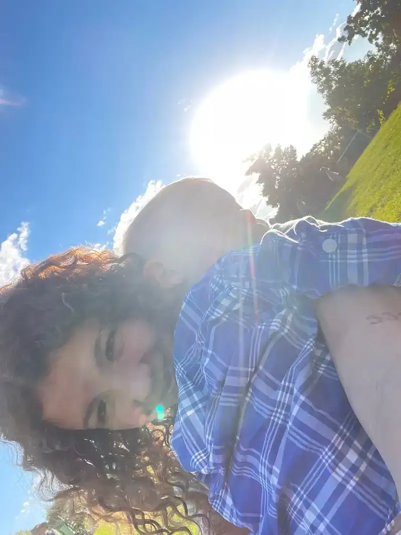 Une fille tient son bébé dans ses bras pendant qu'elle travaille comme nounou dans le Colorado, aux États-Unis