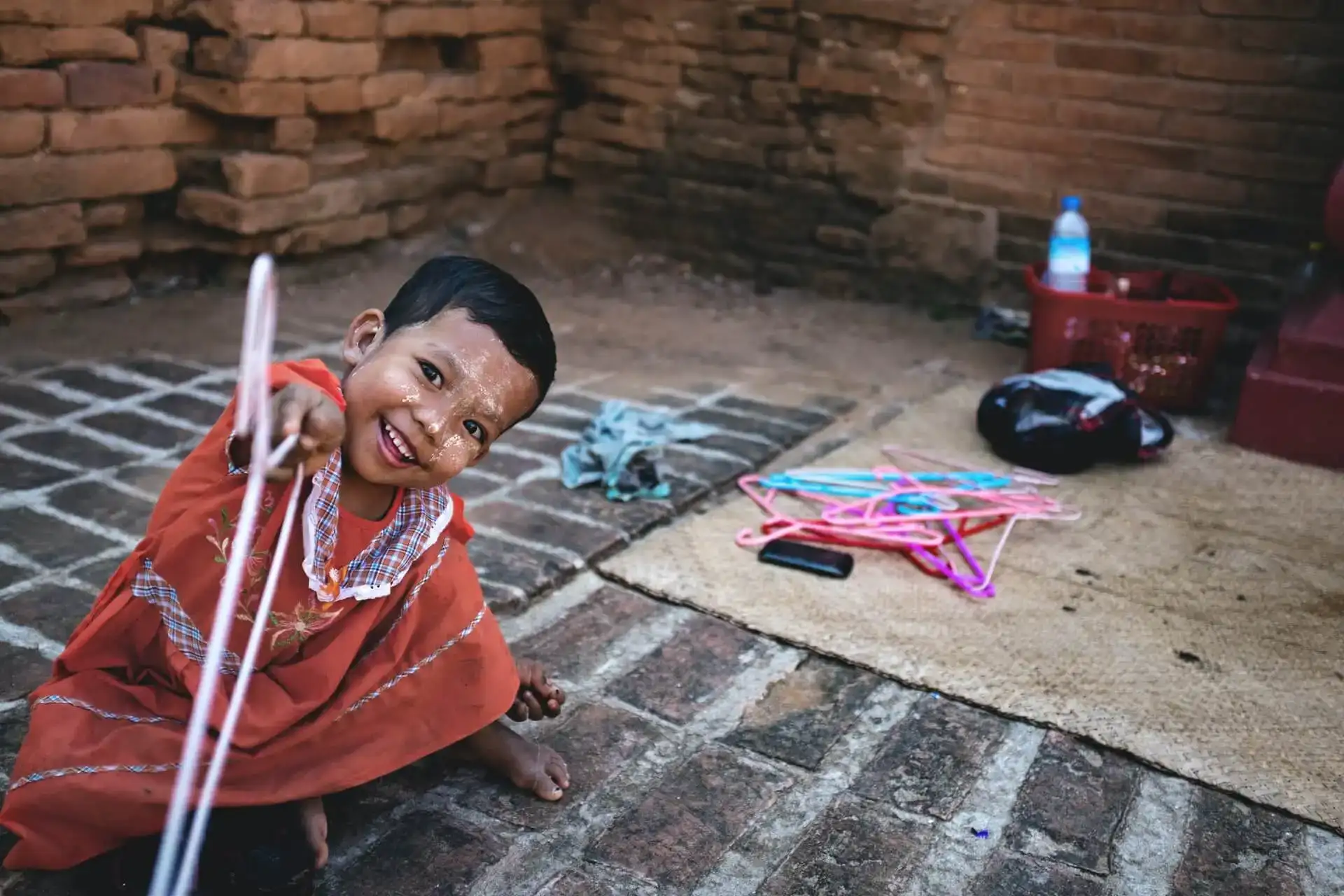enfant souriant avec du maquillage