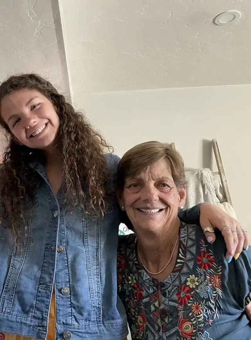 Une fille embrasse joyeusement sa grand-mère à Tucson, en Arizona.