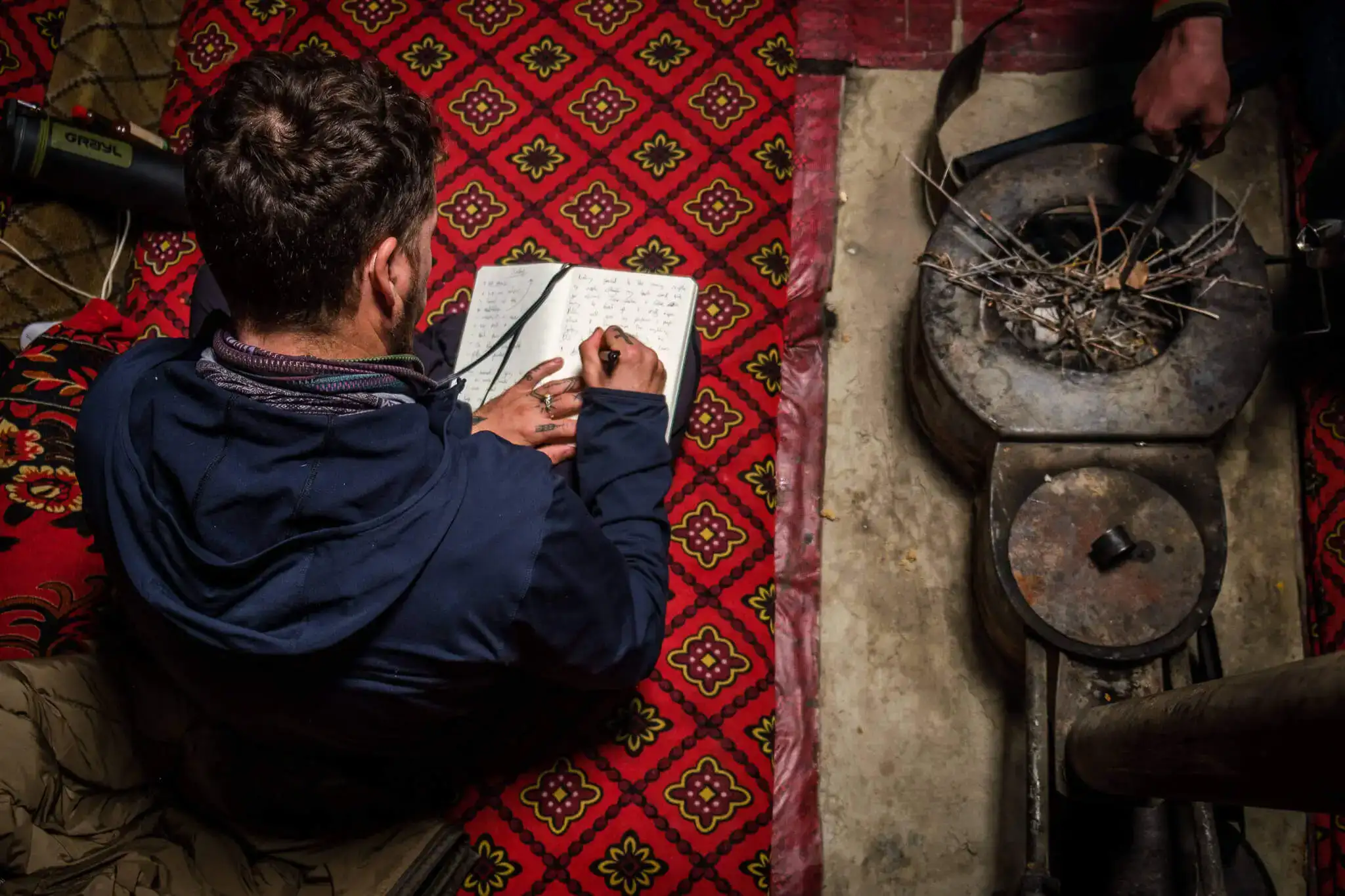 Homme écrivant dans son journal