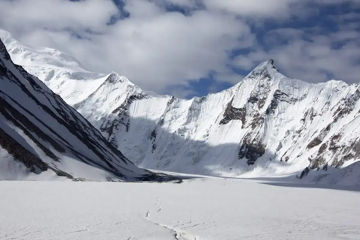 destino de férias de aventura em lago de neve