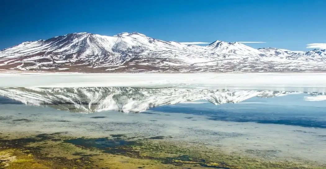 Montanhas cobertas de neve e salinas na Bolívia.