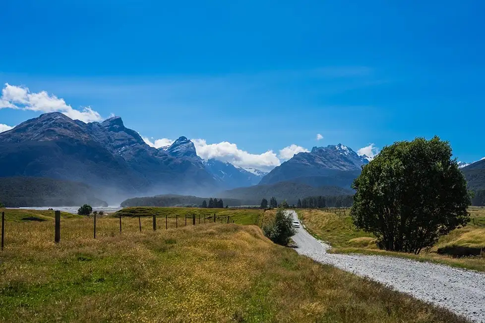 Un chemin de terre menant aux montagnes de Queenstown, en Nouvelle-Zélande
