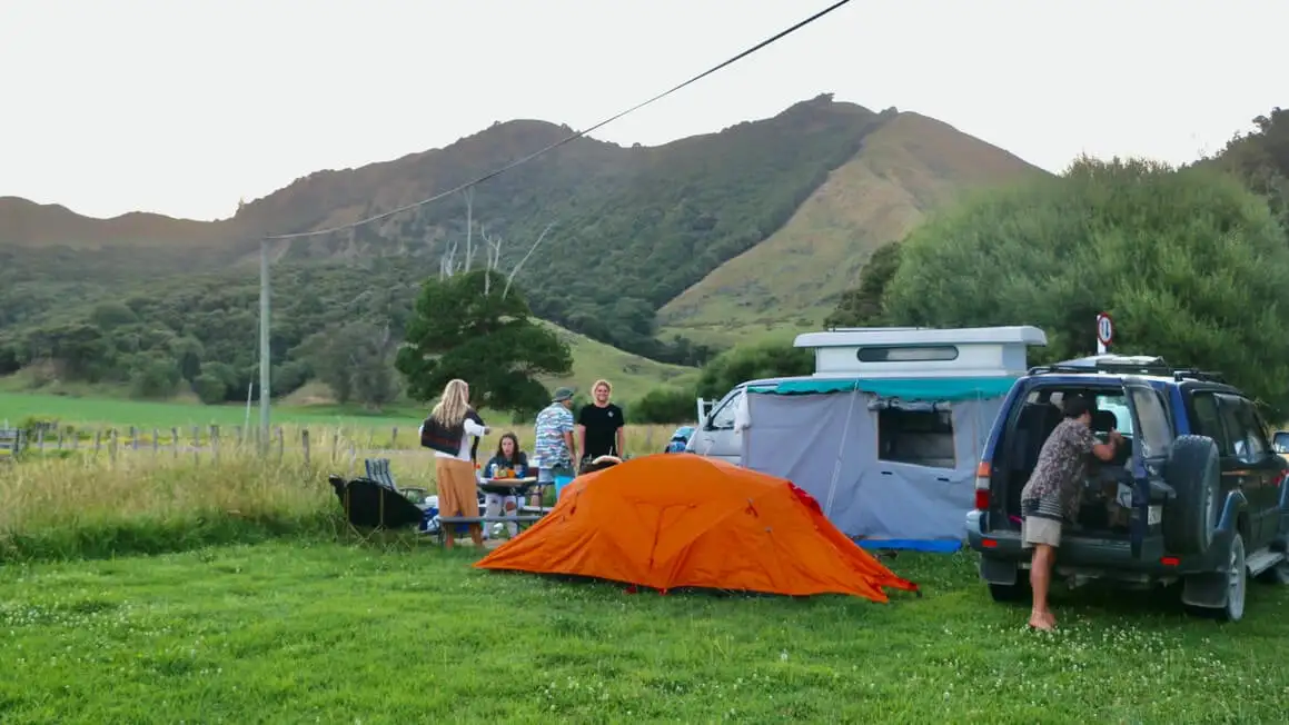 homme se brossant les dents dans les montagnes lors d'un voyage en van