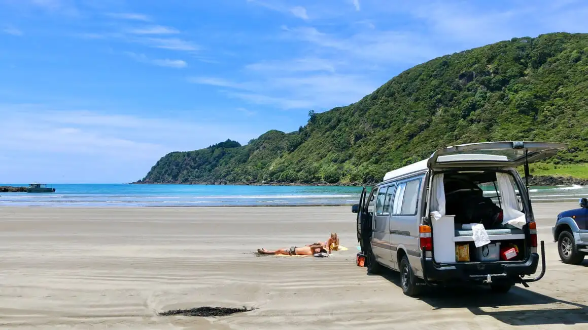 van garé sur une plage en Nouvelle-Zélande